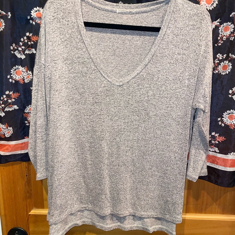 Forever 21 Heather Gray Long Sleeve V-Neck Top